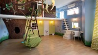 Kamar bertema hutan ini cocok untuk anak yang aktif. Foto: Dok. Brightside