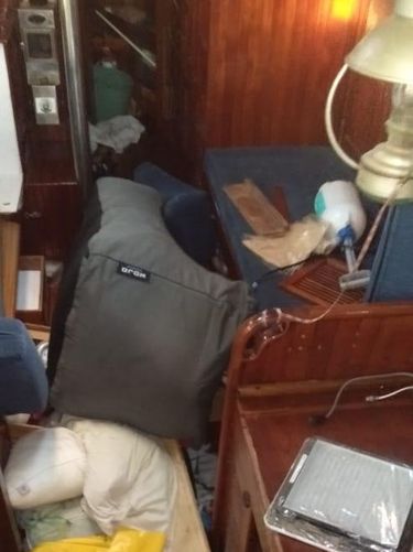 Kapal milik warga Australia, Mr Kieren Taylor, terapung berhari-hari di lautan usai dihempas badai. Kapal tersebut akhirnya terdampar di perairan NTT (dok Polda NTT)