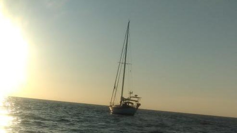 Kapal milik warga Australia, Mr Kieren Taylor, terapung berhari-hari di lautan usai dihempas badai. Kapal tersebut akhirnya terdampar di perairan NTT (dok Polda NTT)