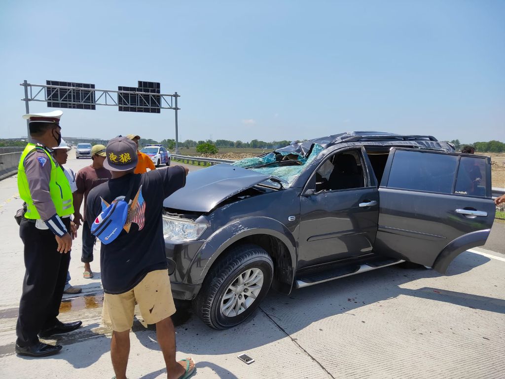 Kecelakaan tunggal terjadi di Tol Nganjuk. Sebuah SUV pecah ban lalu menabrak pembatas jalan hingga ringsek.