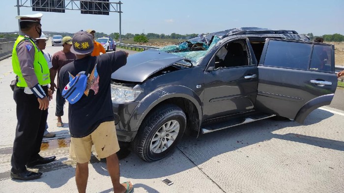 Kecelakaan tunggal terjadi di Tol Nganjuk. Sebuah SUV pecah ban lalu menabrak pembatas jalan hingga ringsek.