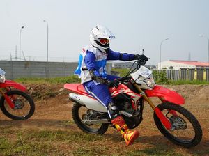 Ternyata, Ini Rahasia Helm Motor Trail Punya Moncong dan Topi Panjang