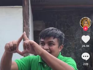 Keren! Meskipun Tuli, Cahyo Tetap Semangat Jualan Kopi Keliling