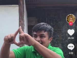 Keren! Meskipun Tuli, Cahyo Tetap Semangat Jualan Kopi Keliling