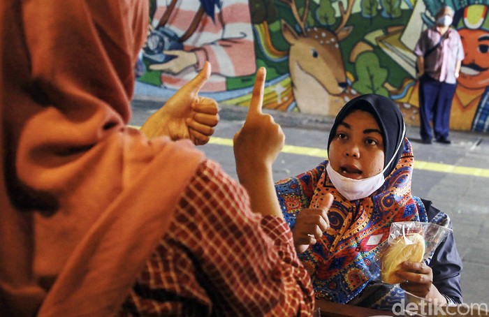 Keterbatasan fisik tidak membuat mereka patah semangat dalam berusaha hanya dengan berbicara dengan mata hati mereka mampu mandiri.