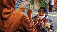 Mereka bebas berkreasi apa saja, membuat apapun yang mereka bisa tanpa harus terbentur tembok sosial layaknya pekerjaan di sektor formal.  Terdapat lapak pedagang yang didesain untuk difabel berjualan, di antara ramainya kaum urban seliweran di kawasan itu.