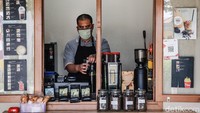 Penyandang tuna netra sejak 12 tahun itu menjadi barista, meracik sajian kopi, melayani pembeli dine in maupun online.