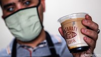 Salah satu alasannya karena Ia mempunyai kebiasaan menghafal aroma, tekstur, takaran dan waktu sehingga hasil racikan kopi lebih disiplin dan terjaga.