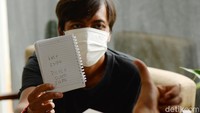 Tak canggung meski mereka penyandang tuna rungu. Deretan racikan kopi mereka tunjukkan ke calon pembeli dengan bahasa isyarat dan bantuan kertas petunjuk.