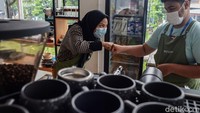 Viena, Roy dan teman-temannya merupakan contoh kecil bagaimana kaum difabel bisa bekerja pada umumnya orang kebanyakan.