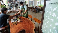 Suasana kedai kopi Serona terlihat nyaman. Viena, Roy, Hilmy dan para penyandang difabel bisa dikatakan cerminan dari diri kita. Bahwa menyerah pada masa sulit maupun menyalahkan takdir adalah pilihan yang buruk.