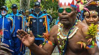 Setelah diarak, api PON ini kemudian diantarkan ke kediaman Gubernur Papua Lukas Enembe.