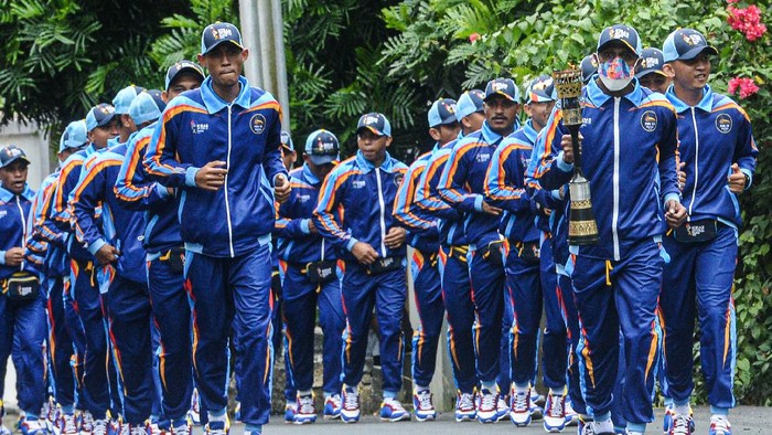 KIRAB API PON PAPUA DI KOTA JAYAPURA Mantan pebulu tangkis Taufik Hidayat (tengah), pesepak bola Boaz Solossa (kiri) dan mantan atlet pencak silat Lilis Karubaba (kanan) membawa api bobor PON Papua saat akan dikirab di kawasan Kantor Wali Kota Jayapura, Papua, Jumat (1/10/2021). Api PON Papua tiba di Kota Jayapura dan dikirab di pusat kota dan akan dilanjutkan menuju Kabupaten Jayapura. ANTARA FOTO/Indrayadi TH/wsj.