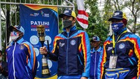 Mantan pebulutangkis Taufik Hidayat (tengah), pesepakbola Boaz Solossa (kiri) dan mantan atlet pencak silat Lilis Karubaba (kanan) membawa api PON Papua saat akan dikirab di Kota Jayapura, Papua, Jumat (1/10/2021).