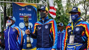 Taufik Hidayat hingga Boaz Solossa Kirab Api PON di Jayapura