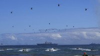 Mulai dari helikopter, kapal perang, kendaraan amfibi hingga jet tempur turut menyemarakkan Hari Angkatan Bersenjata Korea Selatan.