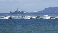 Iring-iringan kendaraan amfibi Marinir Korea Selatan menuju daratan saat peringatan Hari Angkatan Bersenjata di Pohang.