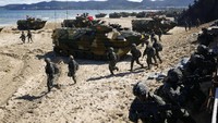 Peringatan Hari Angkatan Bersenjata ke-73 Korea Selatan juga diikuti oleh prajurit bersenjata.