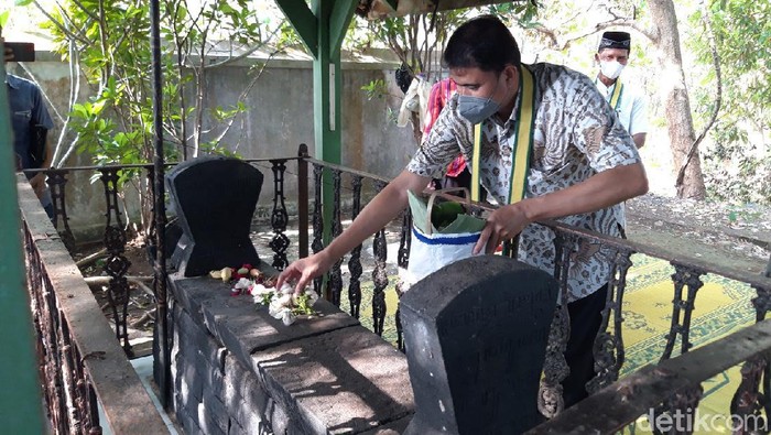 KRMH Roy Rajasa Yamin berziarah di makam kerabat keraton di Boyolali
