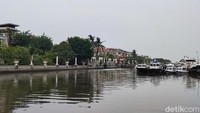 Kawasan ini adalah Dermaga Marina Ancol, Kecamatan Pademangan, Kota Jakarta Utara. Di sini, air memang tidak bersih namun tidak sebau di Angke.