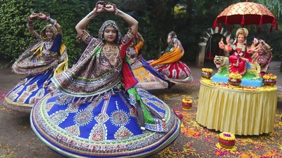 Lenggak-lenggok Penari India di Festival Navratri