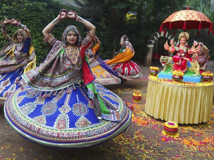 Lenggak-lenggok Penari India di Festival Navratri