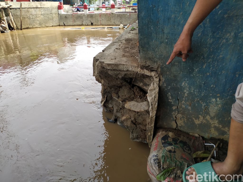 Lubang tanggul Kali Baru sumber genangan Jl Raya Bogor, kawasan pertigaan Hek, Kramat Jati, Jakarta Timur. 1 Oktober 2021. (Athika Rahma/detikcom)