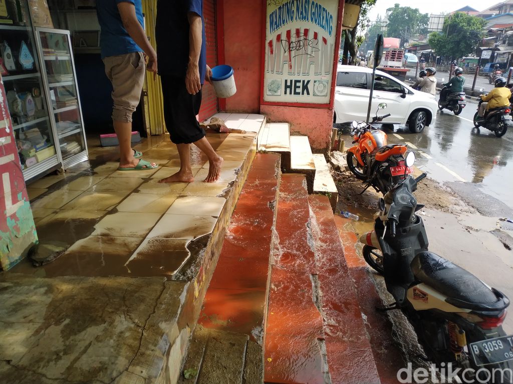 Lubang tanggul Kali Baru sumber genangan Jl Raya Bogor, kawasan pertigaan Hek, Kramat Jati, Jakarta Timur. 1 Oktober 2021. (Athika Rahma/detikcom)