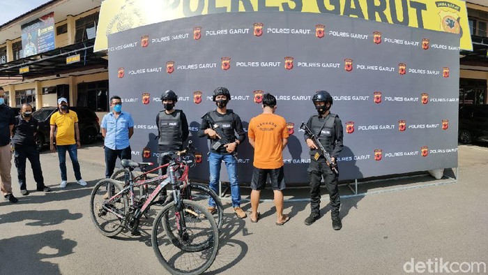 Maling Sepeda Spesialis Perumahan Elit di Garut Tertangkap Gaes Polisi mengamankan Y (27) seorang spesialis maling sepeda di perumahan elite di Garut. Y diamankan bersama sejumlah sepeda hasil curian.