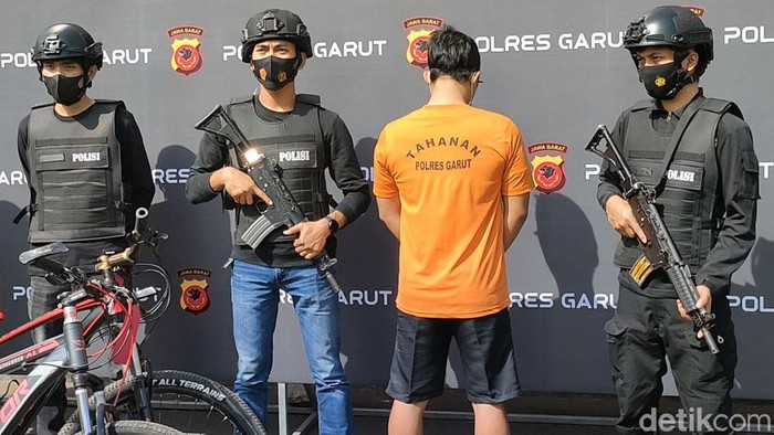Maling Sepeda Spesialis Perumahan Elit di Garut Tertangkap Gaes Polisi mengamankan Y (27) seorang spesialis maling sepeda di perumahan elite di Garut. Y diamankan bersama sejumlah sepeda hasil curian.