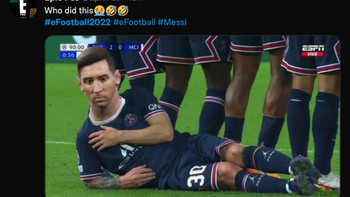 Ekspresi wajah Messi di eFootball 2022 ditempel ke foto asli Messi saat tiduran di belakang pagar betis, saat PSG melawan Manchester City. Foto: Screenshot Twitter