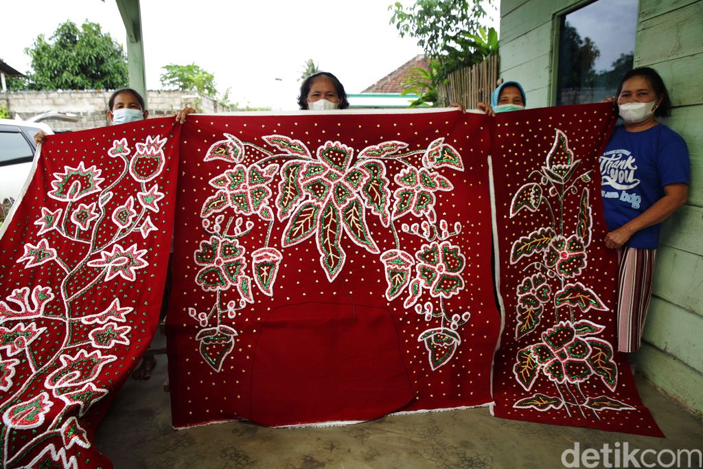 Pengrajin sekaligus pemilik usaha Sulam Lidah Pengantin, Ilis Indahsari mengatakan kerajinan Sulam Lidah Pengantin merupakan tradisi wajib di Lampung. Sebab, kerajinan ini bakal digunakan di hari pernikahan sebagai dekorasi pelaminan atau tempat duduk pengantin.