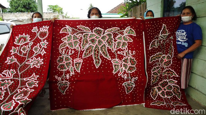 Mengenal Sulam Lidah Pengantin Pengrajin sekaligus pemilik usaha Sulam Lidah Pengantin, Ilis Indahsari mengatakan kerajinan Sulam Lidah Pengantin merupakan tradisi wajib di Lampung. Sebab, kerajinan ini bakal digunakan di hari pernikahan sebagai dekorasi pelaminan atau tempat duduk pengantin.