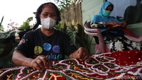 Perajin sekaligus pemilik usaha Sulam Lidah Pengantin, Ilis Indahsari mengatakan kerajinan Sulam Lidah Pengantin merupakan tradisi wajib di Lampung.