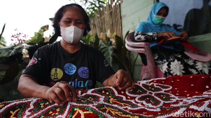 Mengenal Sulam Lidah Pengantin Pengrajin sekaligus pemilik usaha Sulam Lidah Pengantin, Ilis Indahsari mengatakan kerajinan Sulam Lidah Pengantin merupakan tradisi wajib di Lampung. Sebab, kerajinan ini bakal digunakan di hari pernikahan sebagai dekorasi pelaminan atau tempat duduk pengantin.
