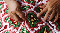 Kerajinan ini bakal digunakan di hari pernikahan sebagai dekorasi pelaminan atau tempat duduk pengantin.