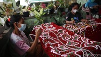 Perajin sekaligus pemilik usaha Sulam Lidah Pengantin, Ilis Indahsari mengatakan, tidak ada motif khusus dengan makna tertentu yang diwajibkan dalam kerajinan ini, meski demikian ia mengaku kerap membuat motif yang memperlihatkan keindahan alam. Misalnya, motif nanas, siger, kembang-kembang, juga burung merak.