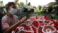 Dekorasi Sulam Lidah Pengantin ini dibuat di atas kain beludru berwarna, umumnya berwarna merah, biru, hitam, atau bisa juga pink. Kain beludru dipilih sebagai bahan alas karena tampilannya yang tampak mewah.