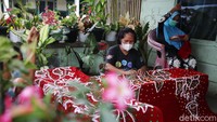 Para perajin akan membuat pola di atas kain tersebut untuk mempermudah proses penyulaman.