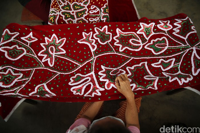 Pengrajin sekaligus pemilik usaha Sulam Lidah Pengantin, Ilis Indahsari mengatakan kerajinan Sulam Lidah Pengantin merupakan tradisi wajib di Lampung. Sebab, kerajinan ini bakal digunakan di hari pernikahan sebagai dekorasi pelaminan atau tempat duduk pengantin.
