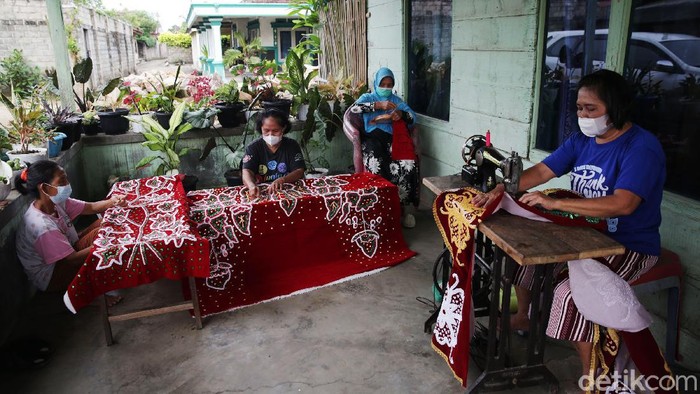 Mengenal Sulam Lidah Pengantin Pengrajin sekaligus pemilik usaha Sulam Lidah Pengantin, Ilis Indahsari mengatakan kerajinan Sulam Lidah Pengantin merupakan tradisi wajib di Lampung. Sebab, kerajinan ini bakal digunakan di hari pernikahan sebagai dekorasi pelaminan atau tempat duduk pengantin.
