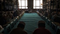 Sinar matahari masuk melalui jendela madrasah Khatamul Anbiya, di mana selusin anak laki-laki duduk melingkar di bawah bimbingan guru mereka, Ismatullah Mudaqiq.  