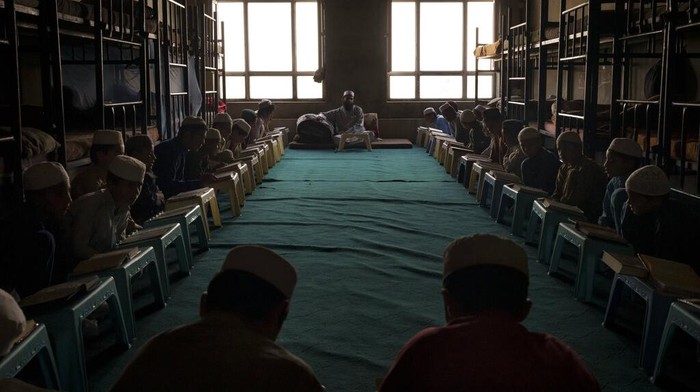 Menilik Kehidupan Madrasah di Era Baru Afghanistan Afghan students wait for breakfast to be served at the dining hall of the Khatamul Anbiya madrasa in Kabul, Afghanistan, Wednesday, Sept. 29, 2021. (AP Photo/Felipe Dana)