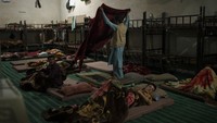 Sebagian besar siswa berasal dari keluarga miskin. Bagi mereka, madrasah adalah satu-satunya cara bagi anak-anak mereka untuk mendapatkan pendidikan, perlindungan, makanan hingga pakaian.  