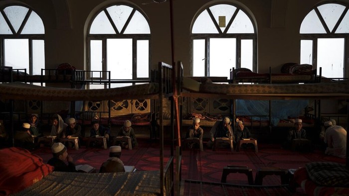 Menilik Kehidupan Madrasah di Era Baru Afghanistan Afghan students wait for breakfast to be served at the dining hall of the Khatamul Anbiya madrasa in Kabul, Afghanistan, Wednesday, Sept. 29, 2021. (AP Photo/Felipe Dana)