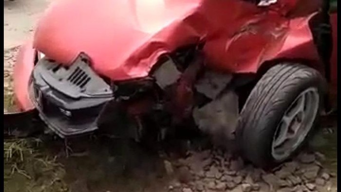 Mobil tertabrak kereta di Seneja, Jombang, Cilegon.