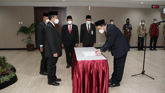 Momen Pelantikan Mungki Hadipratikto sebagai Direktur Labuksi