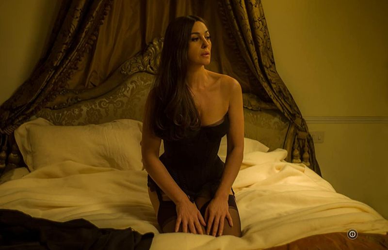Monica Belluci di dalam film Spectre (2015).