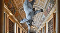Patung karya Daniel Firman sempat terpajang di Paris Castle of Fontainebleau. Itu didedikasikan untuk teori penulis bahwa seekor gajah dapat menyeimbangkan belalainya sendiri pada ketinggian 18.000 km di atas permukaan tanah. Foto: Brightside/Jean Pierre Dalbera