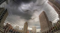 Hal paling keren tentang patung di Calgary ini adalah ada di bagian dalam! Di luar, ini adalah bingkai kawat 12 meter dalam bentuk kepala, dari dalam memperlihatkan seluruh dunia, ditemukan oleh pematung Spanyol Jaume Plensa. Foto: Brightside/Neil Howard